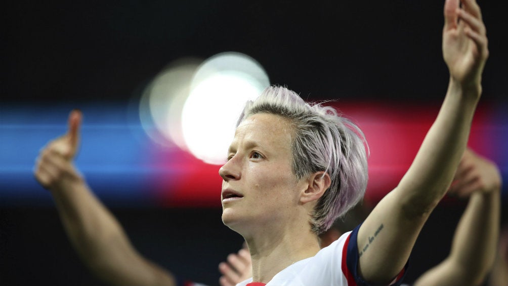 Megan Rapinoe festejando un gol con EU 