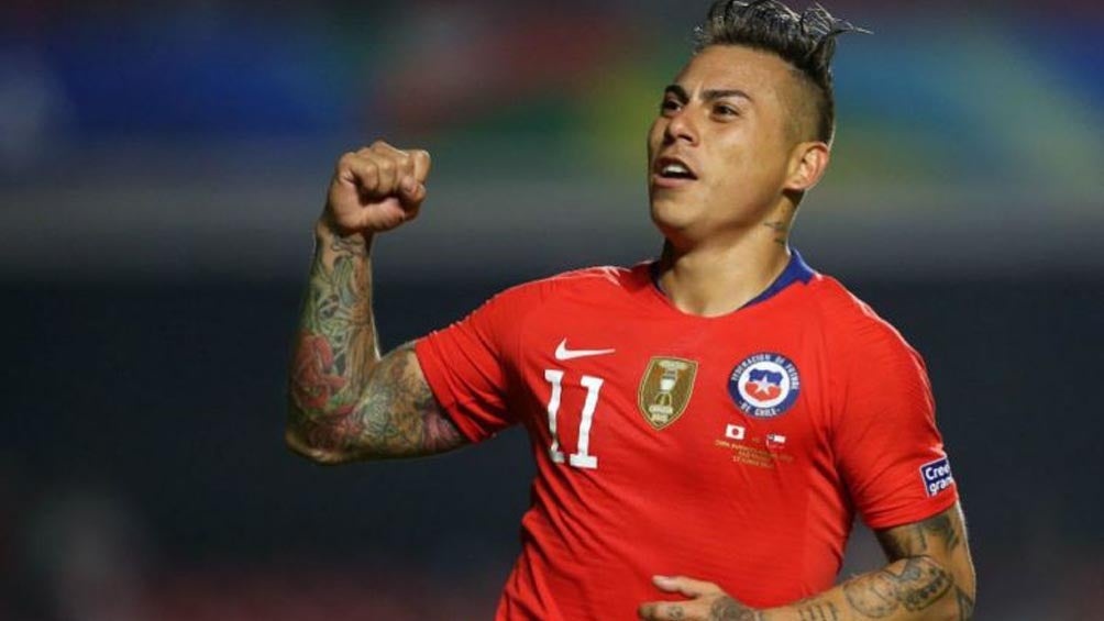 Eduardo Vargas celebra una anotación con Chile