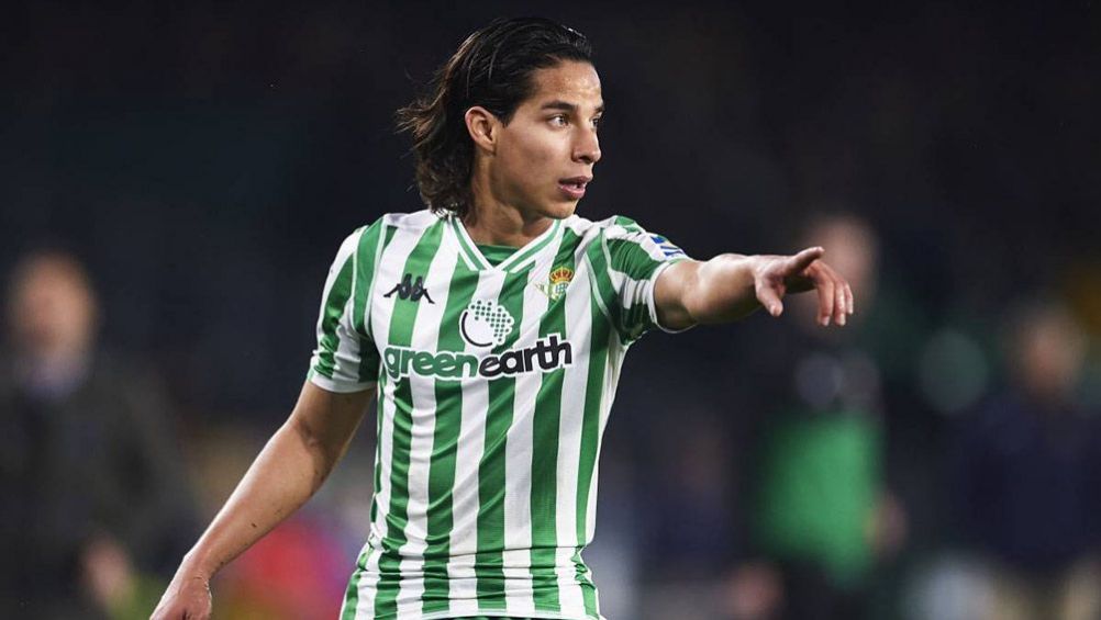 Diego Lainez en partido con el Betis