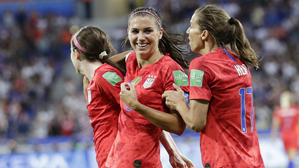 Alex Morgan celebra con sus compañeras su gol vs Inglaterra