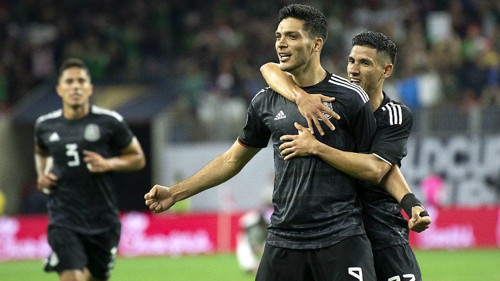 Raúl Jiménez y Uriel Antuna celebran un gol ante Costa Rica 