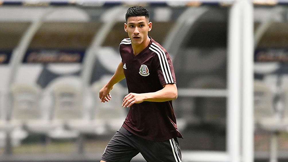 Uriel Antuna durante un calentamiento con el Tri