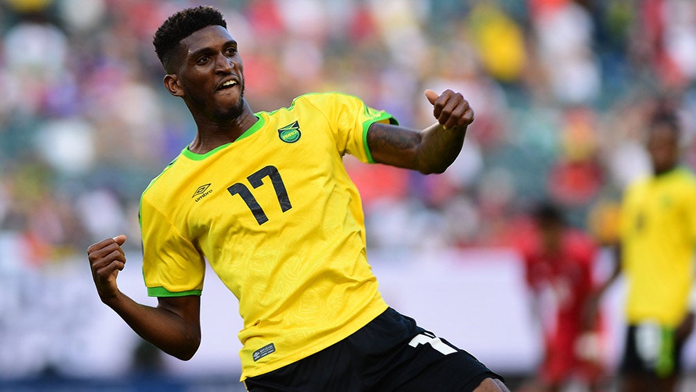 Lowe celebra en el juego contra Panamá