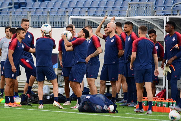 Jugadores de Estados Unidos, en la práctica previa al juego