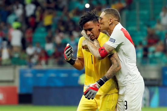 Paolo Guerrero besa a Gallese tras atajar un penalti