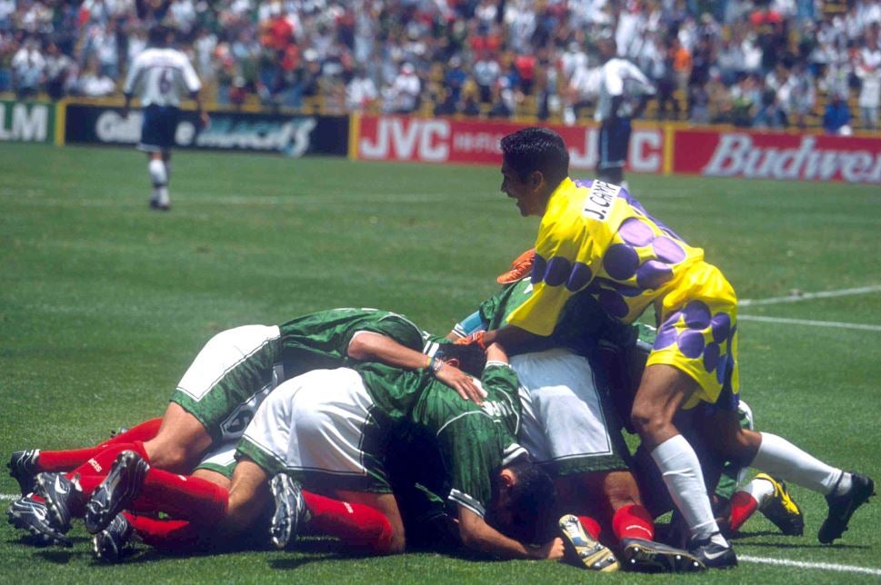 Jorge Campos celebra triunfo de la Selección Mexicana