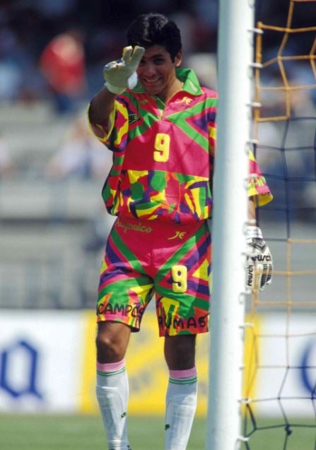 Jorge Campos durante un juego del Tri