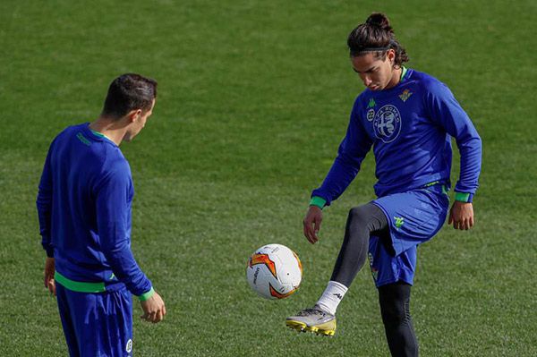 Diego Lainez y Andrés Guardado durante una práctica 