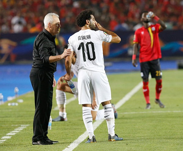 JAvier Aguirre habla con Mohamed Salah 