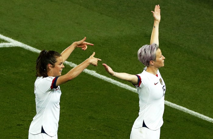 Megan Rapinoe festejando un gol con EU 