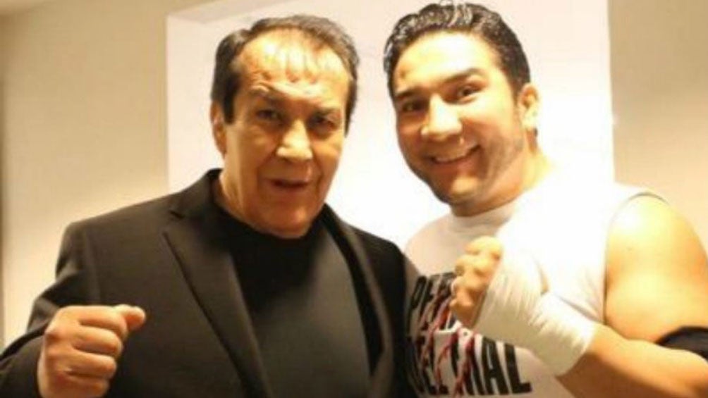 Don Pedro 'Perro Aguayo' posa junto a su hijo