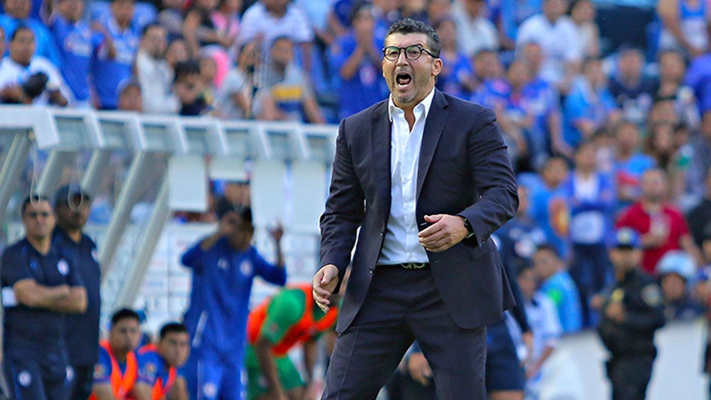 Chepo de la Torre, dirigiendo al Santos en un partido contra Cruz Azul