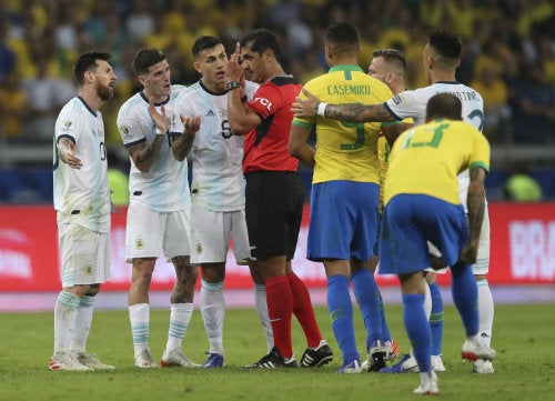 Acción durante el encuentro entre Brasil y Argentina