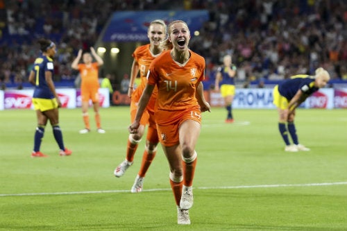 Jackie Groenen celebra su gol ante Suecia