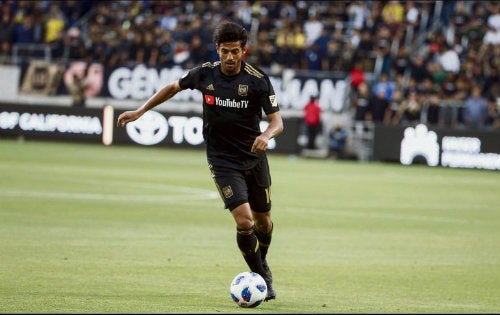 Vela conduce un balón durante un partido con Los Ángeles