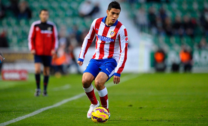 Raúl Jiménez, controla el balón en un juego con el Atlético 