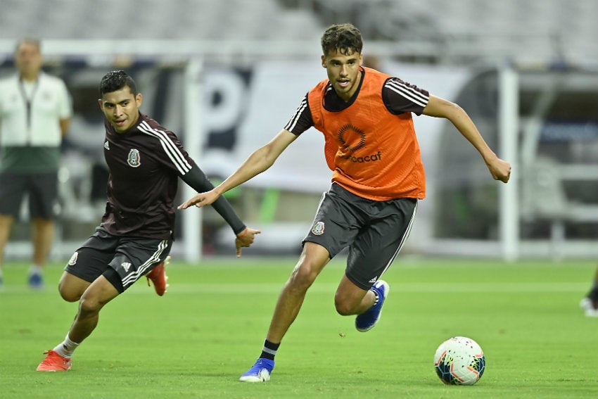 Reyes se quita a un rival durante entrenamiento del Tri 