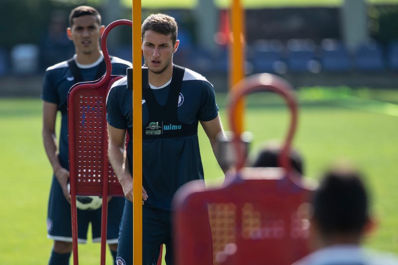 Santiago Giménez en práctica del Cruz Azul