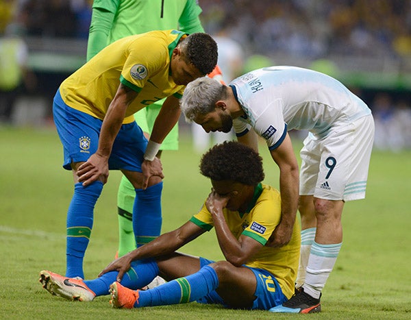 Willian se lamenta al lesionarse contra Argentina