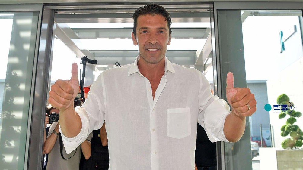 Buffon saluda previo a los exámenes médicos con la Juve