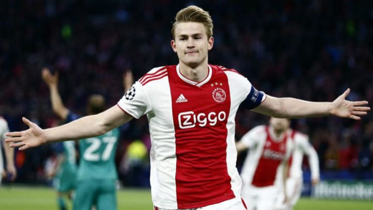 De Ligt celebra una anotación con el Ajax