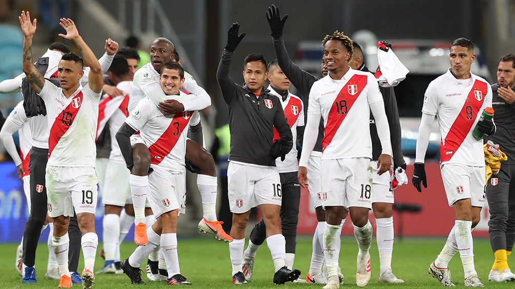 Jugadores peruanos festejan el triunfo contra Chile