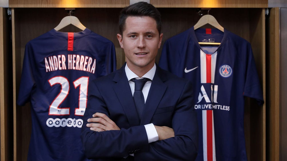 Ander Herrera posa en el vestidor del PSG 