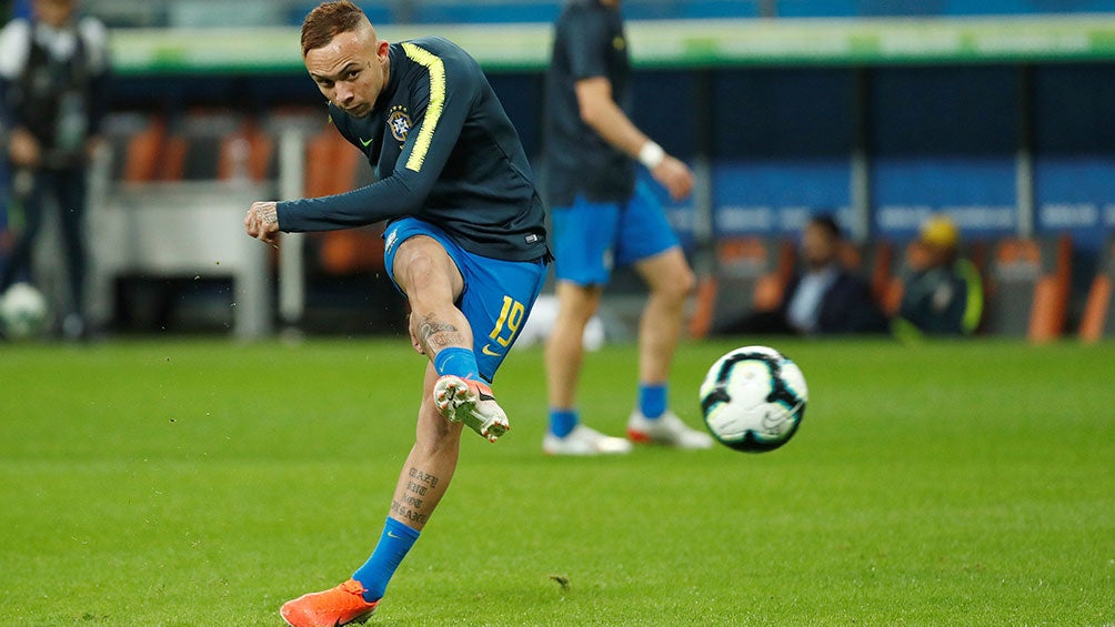 Everton, durante entrenamiento con Brasil 