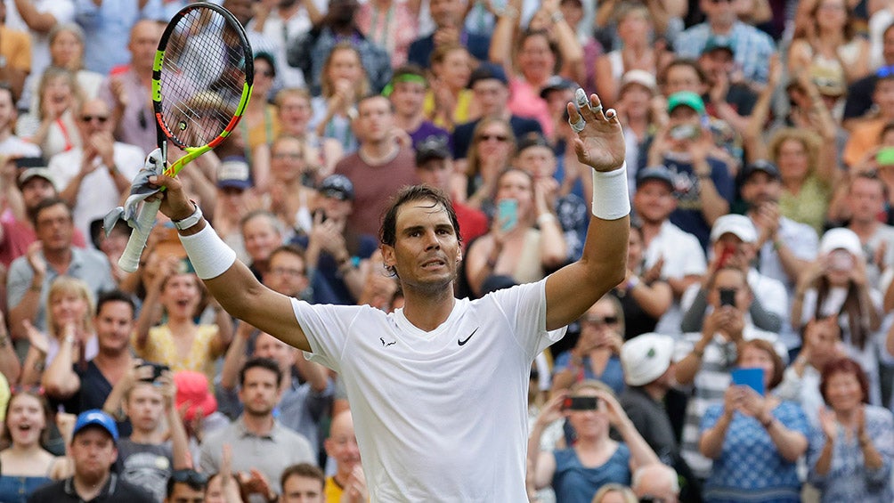 Nadal levanta los brazos tras el triunfo