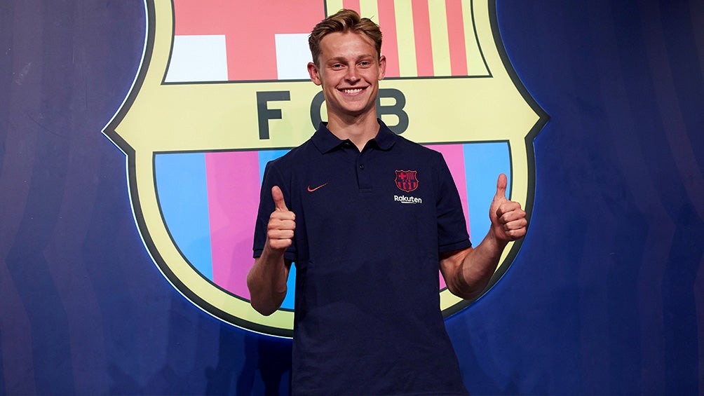 Frenkie de Jong posa junto al escudo de Barcelona