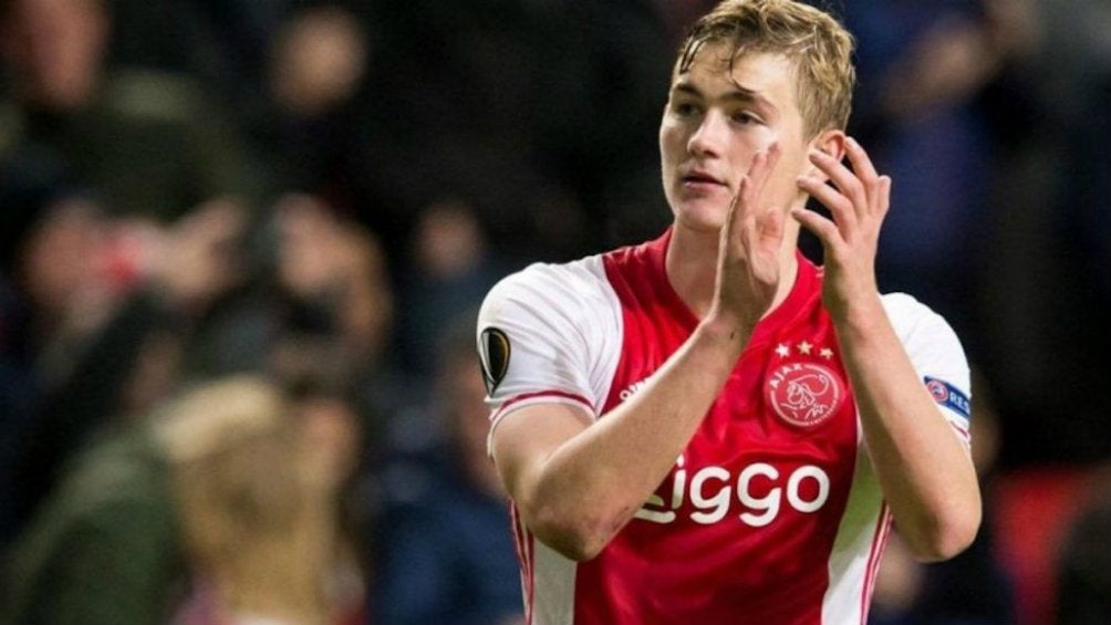 Matthijs de Ligt aplaude a la afición a pesar de la derrota