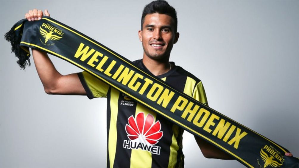 Ulises Dávila con la playera y la bufanda del Wellington Phoenix 