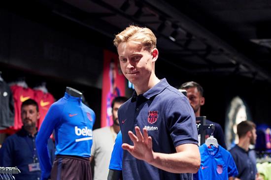 Frenkie de Jong saluda a la prensa