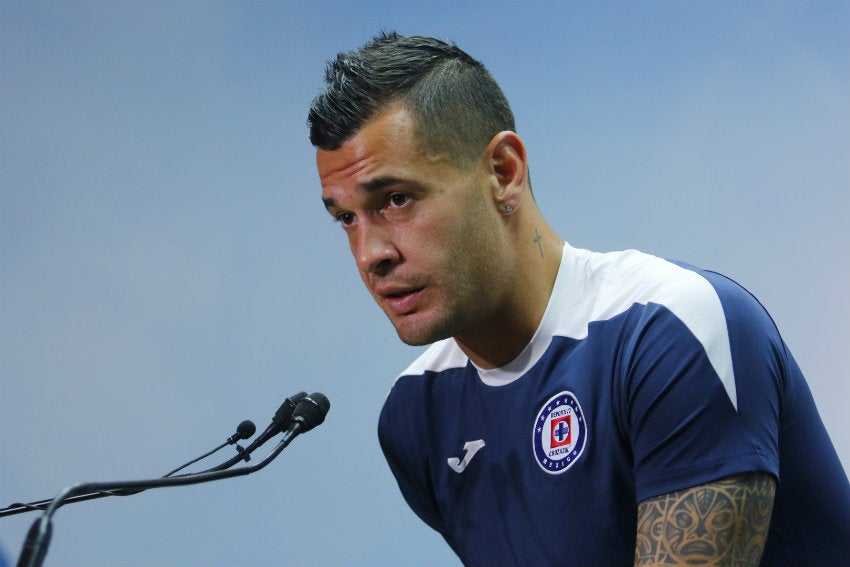 Caraglio durante conferencia de prensa con Cruz Azul 