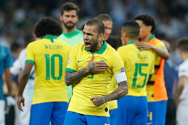 Dani Alves celebra pase a Final de la Copa América