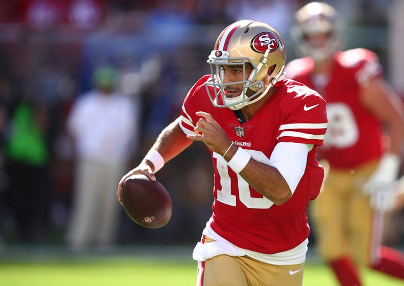 Jimmy Garoppolo corre con el balón