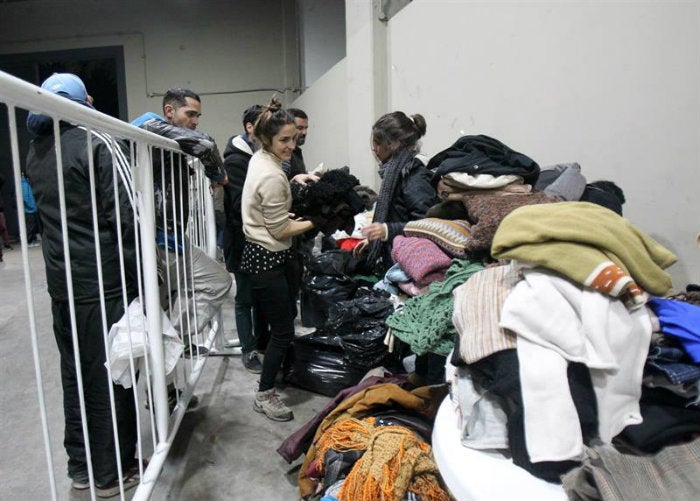 Voluntarios hace recolecta de ropa