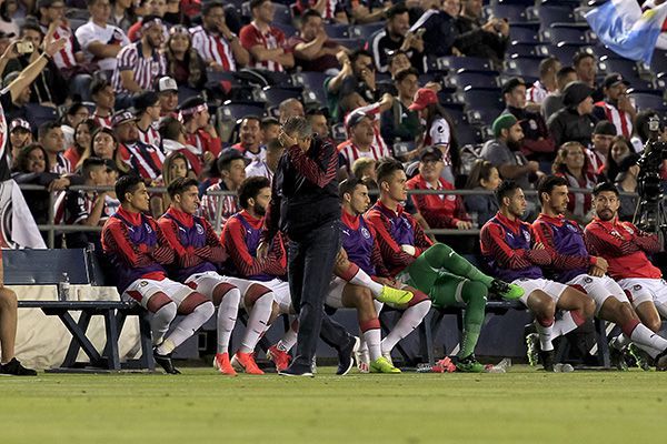 Tomás Boy se lamenta durante el partido entre Chivas y River