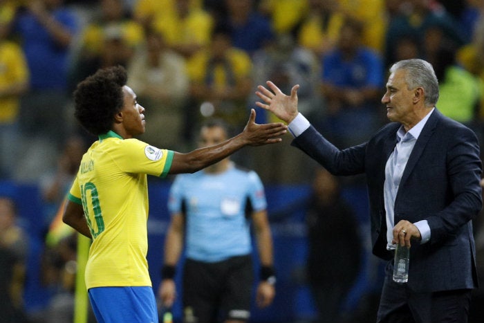 Willian y Tite, en un partido de Brasil