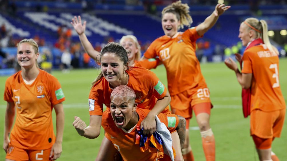 Jugadoras de Holanda festejan en el Mundial Femenil 2019