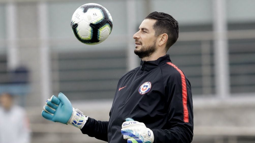 Gabriel Arias controla el balón en un entrenamiento de Chile