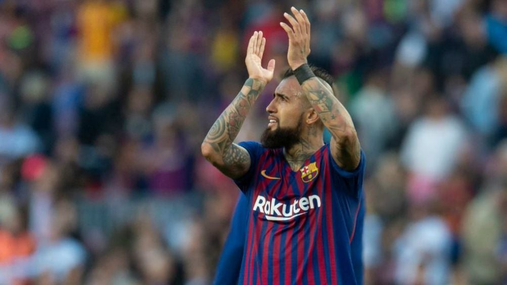 Arturo Vidal aplaude en un juego con el Barça