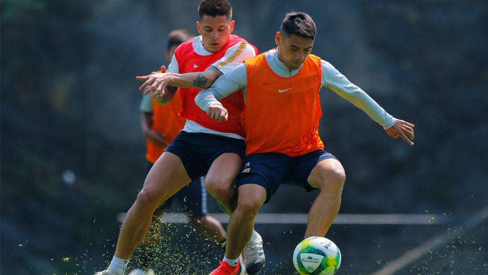 Juan Iturbe y Felipe Mora disputan el esférico en un entrenamiento