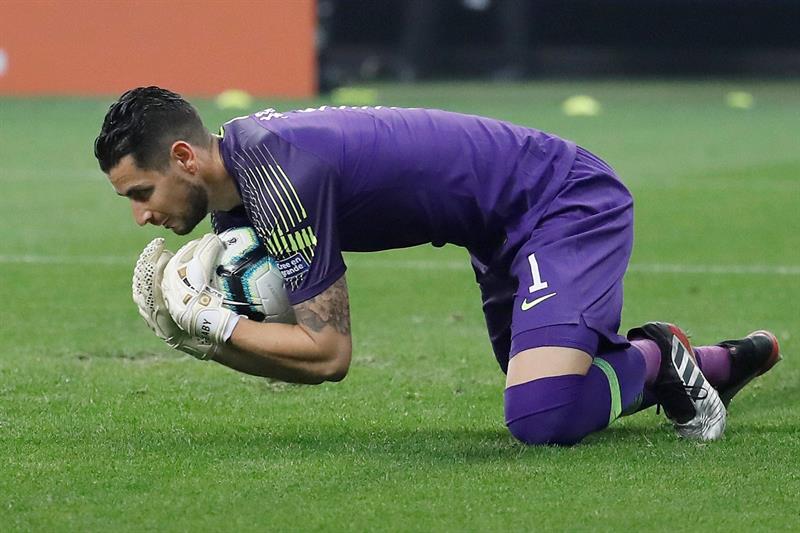 Arias se queda con el balón en un juego de Chile