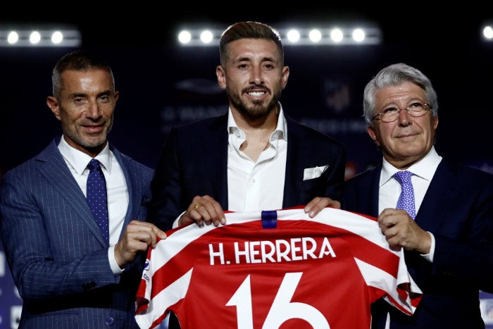 Herrera posando con su camiseta 