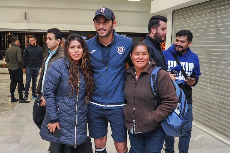 Jesús Corona atendió a aficionadas de Cruz Azul