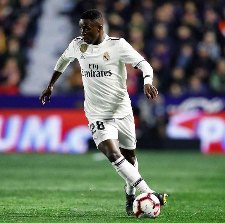 Vinícius conduce el balón en un juego del Real Madrid