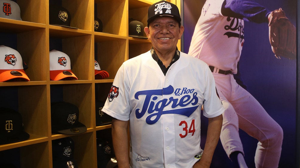  Fernando Valenzuela posa durante una entrevista 