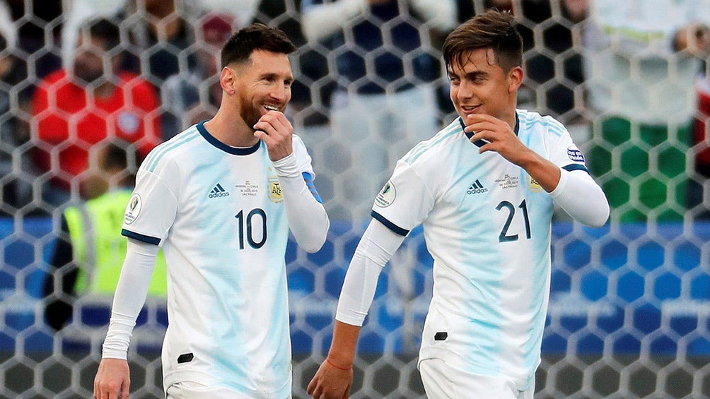 Paulo Dybala festeja con Messi su gol contra Chile 