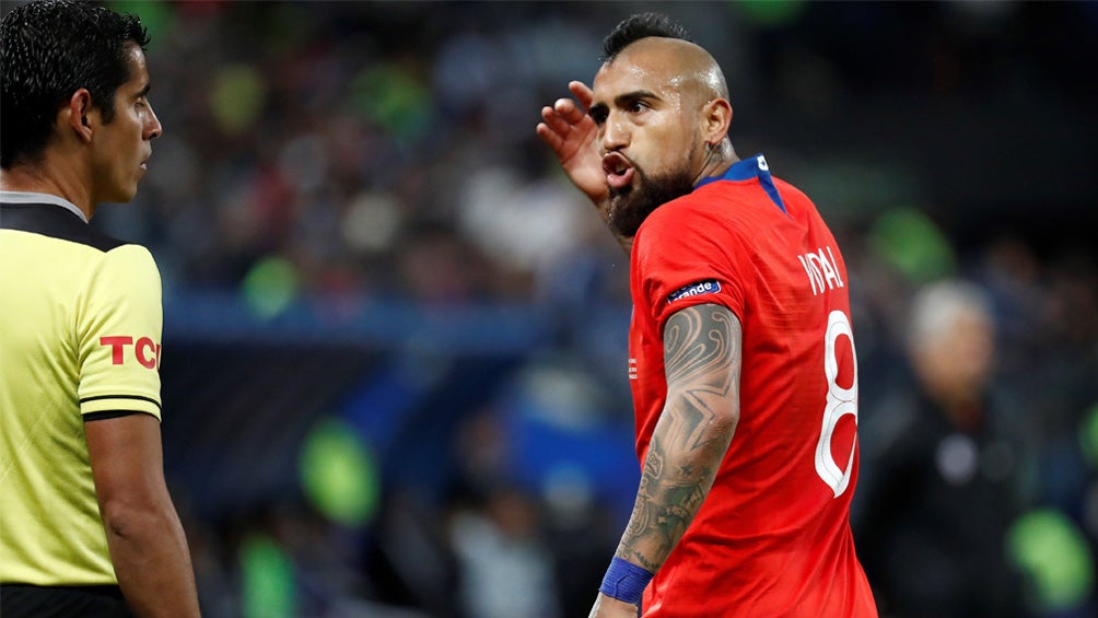 Arturo Vidal levanta la voz contra el árbitro Mario Díaz de Vivar